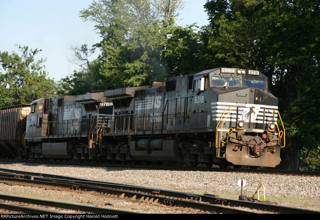 NS 9318 leads train 350 at Aycock